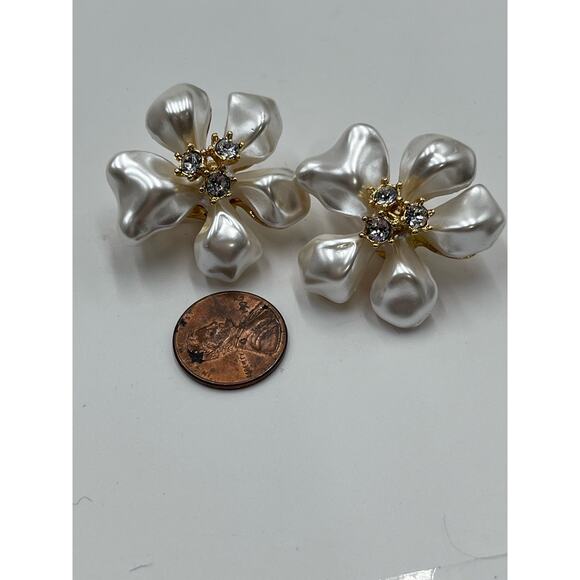 KENNETH Jay Lane Gold Plated 
White Faux Flower Pearl Crystal Clip Earring New - Picture 10 of 12